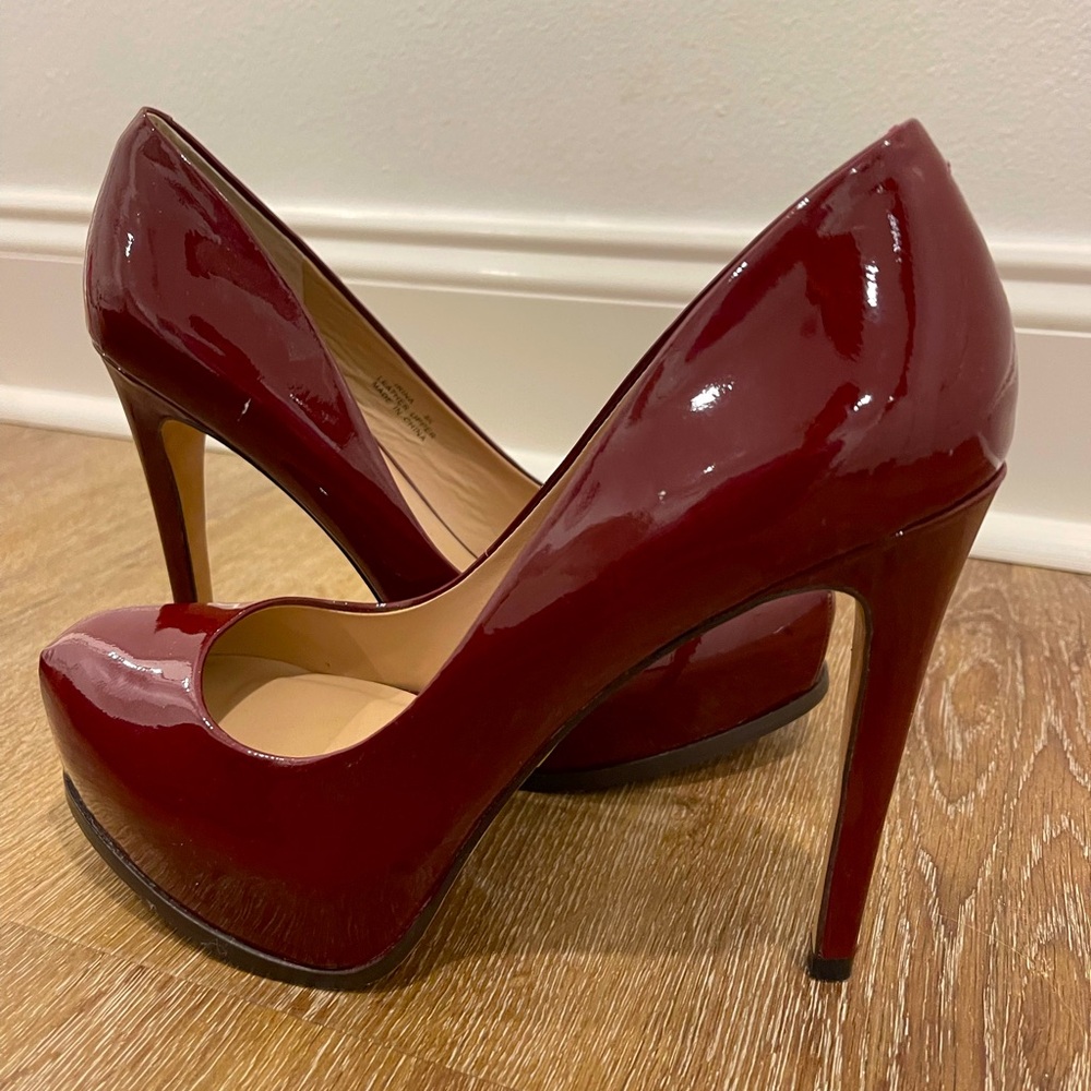 Pour la Victoire Burgundy Heels